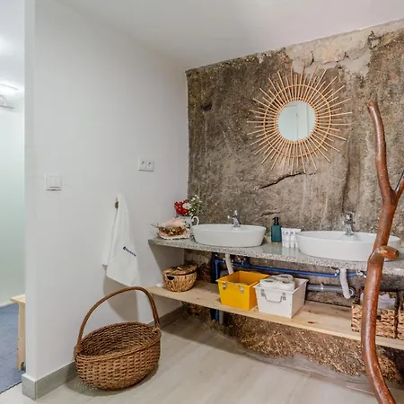 Vakantiehuis Abrigo Dos Maias - A Soulful Retreat In By Hostwise