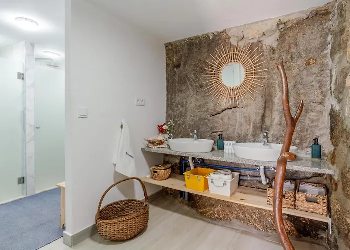 Nyaraló Abrigo Dos Maias - A Soulful Retreat In By Hostwise