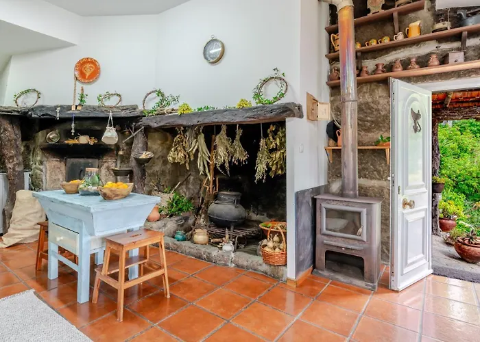 Abrigo Dos Maias - A Soulful Retreat In By Hostwise *